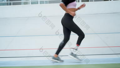 残疾女慢跑者运行赛马场健身女孩培训在户外